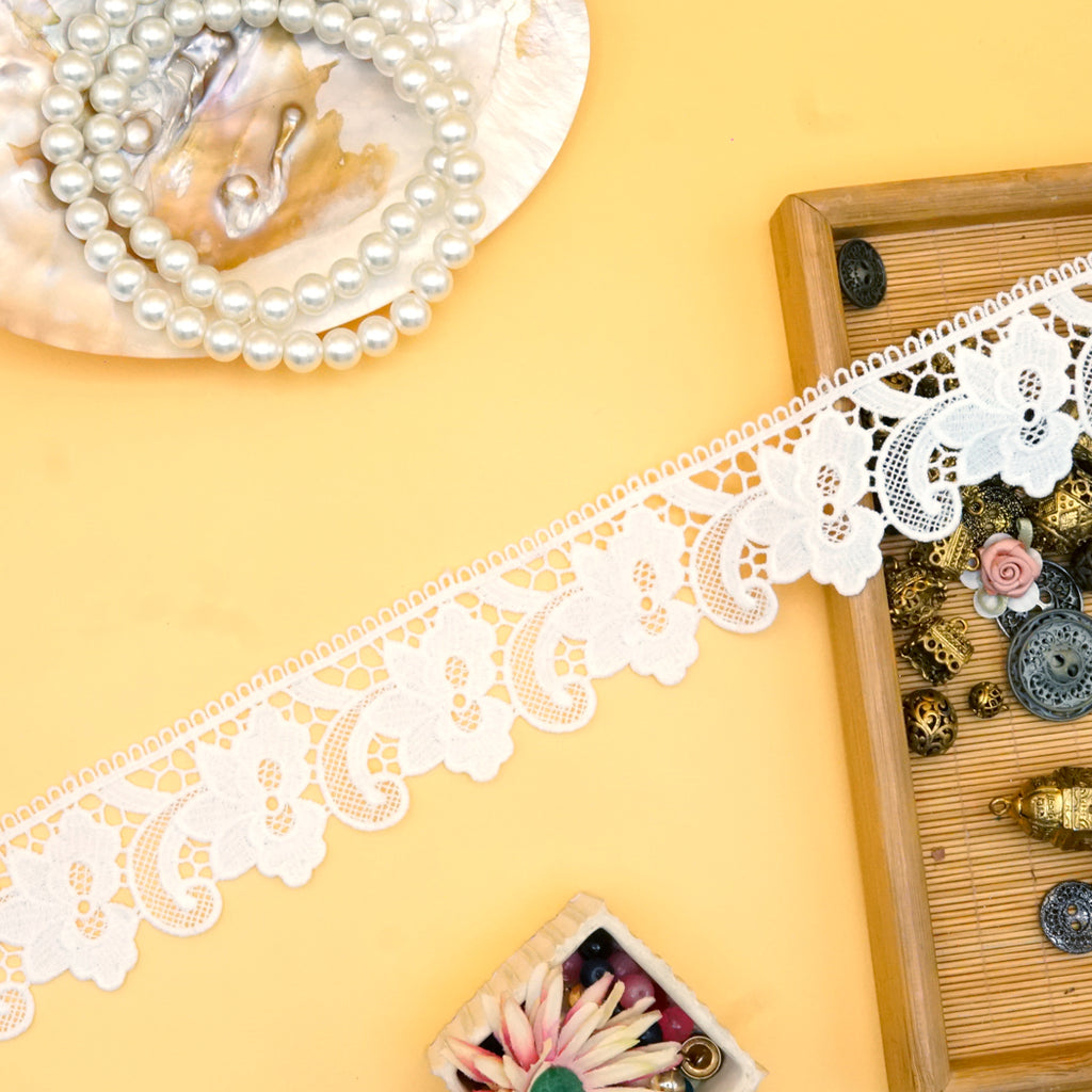 One Side Border Shuttle Lace