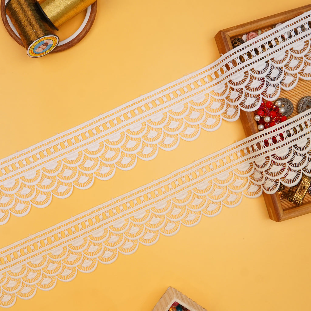One Side Border Shuttle Lace