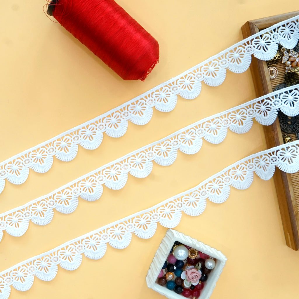One Side Border Shuttle Lace