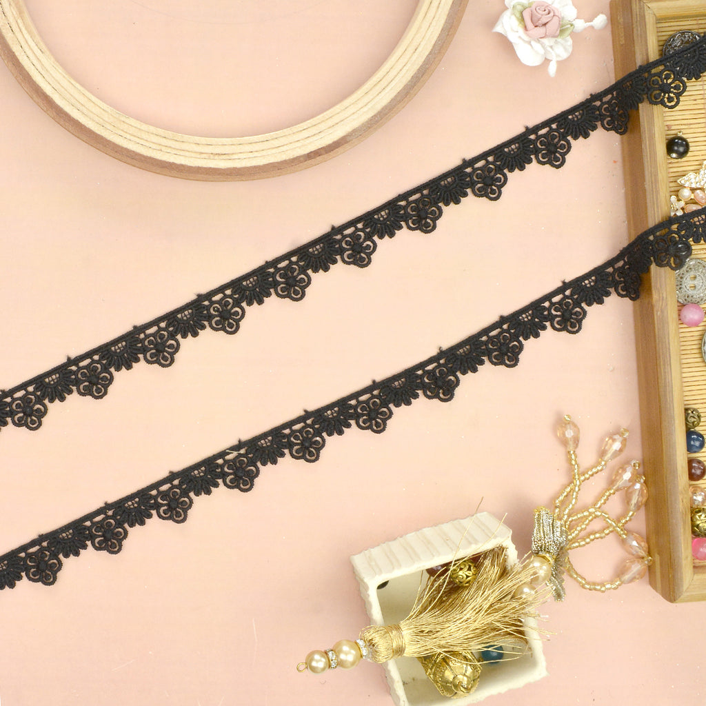 One Side Border Shuttle Lace