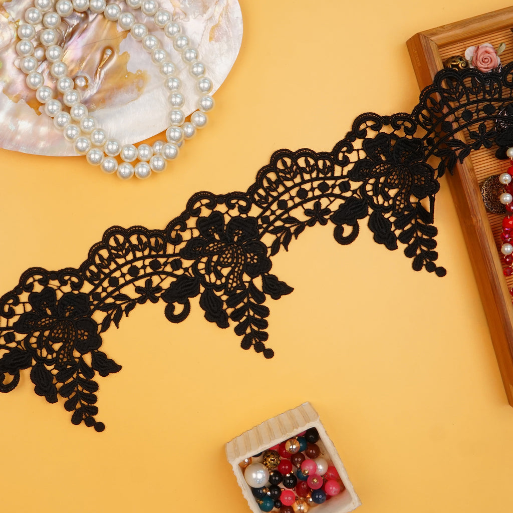 One Side Border Shuttle Lace
