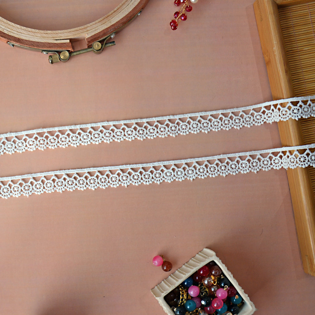 One Side Border Shuttle Lace