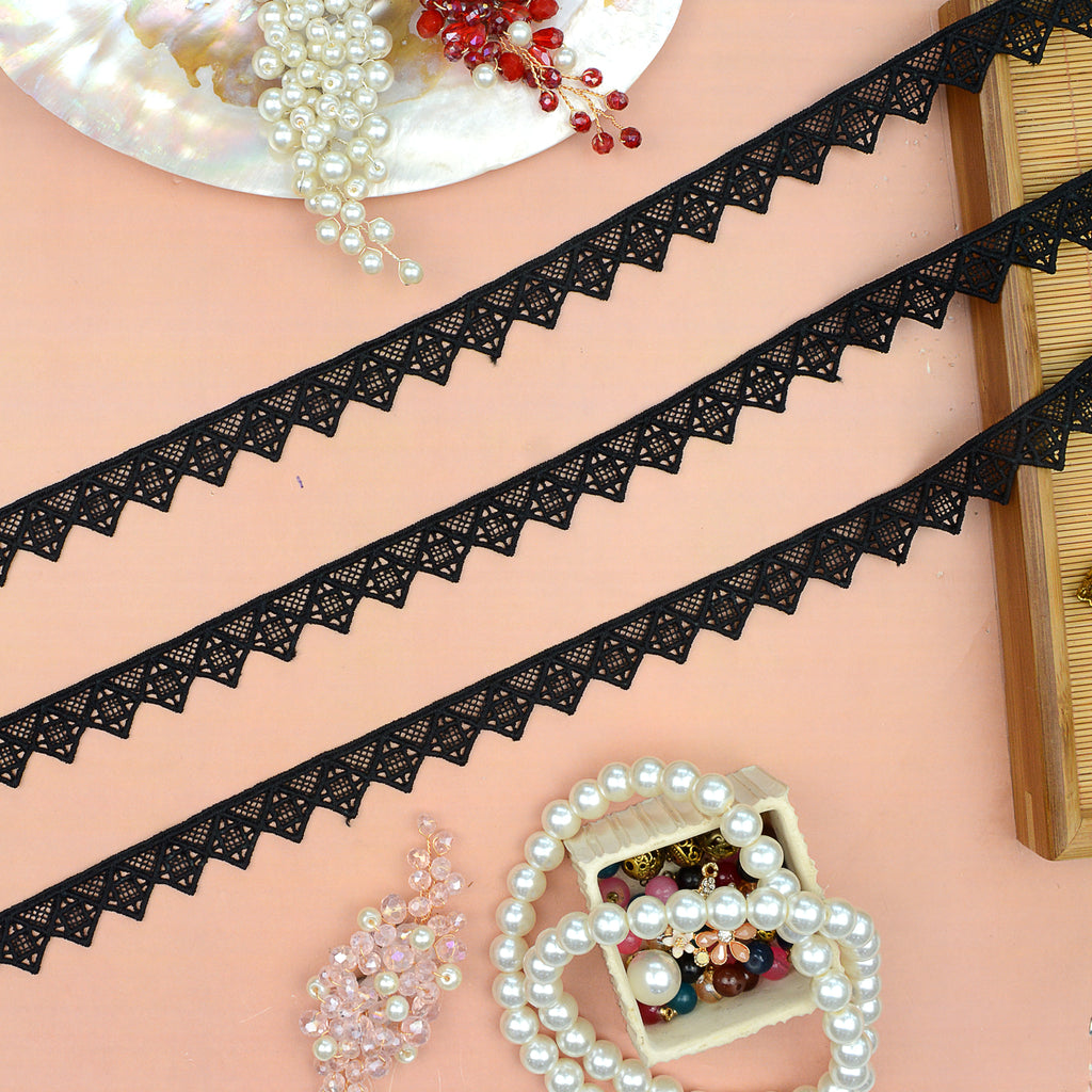 One Side Border Shuttle Lace