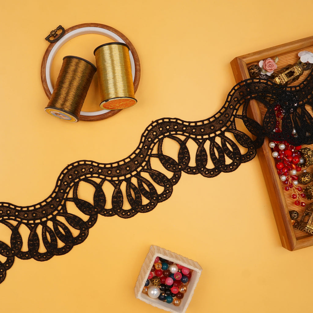 One Side Border Shuttle Lace