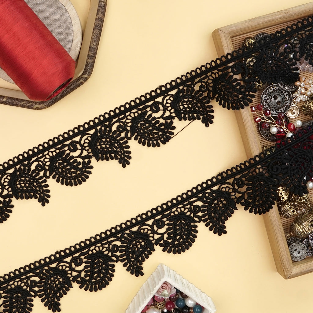 One Side Border Shuttle Lace