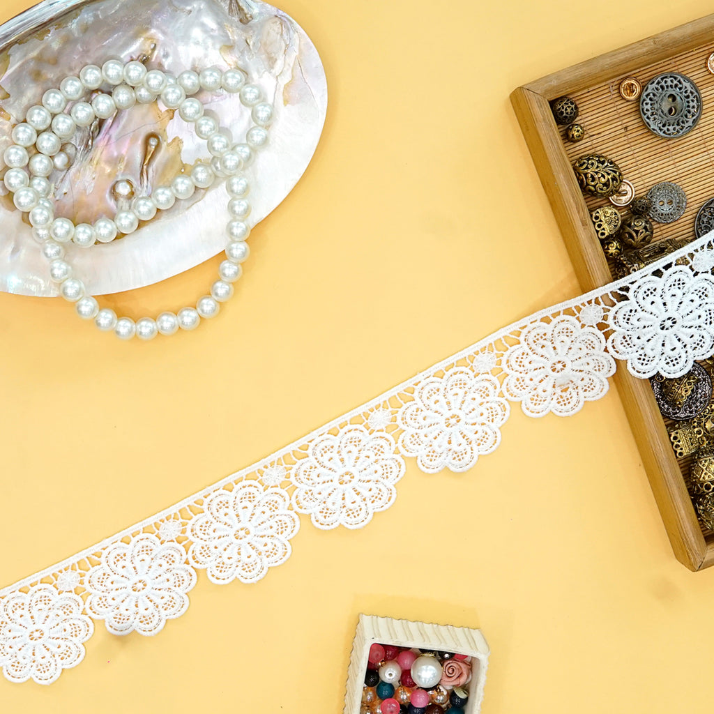 One Side Border Shuttle Lace