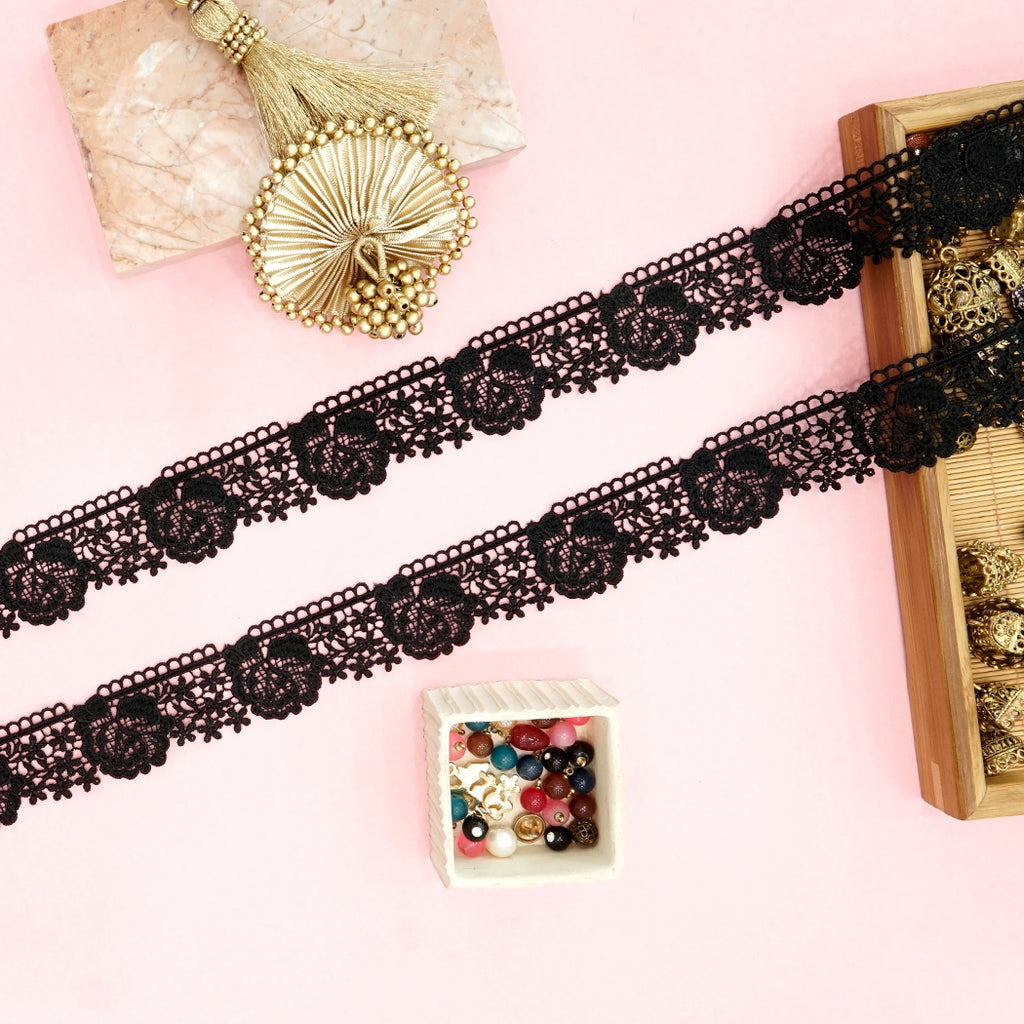 One Side Border Shuttle Lace