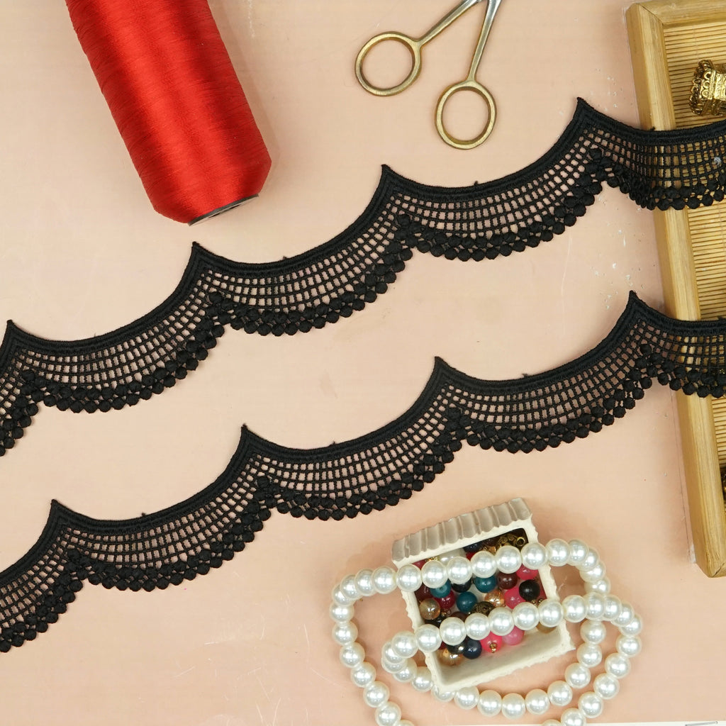 One Side Border Shuttle Lace