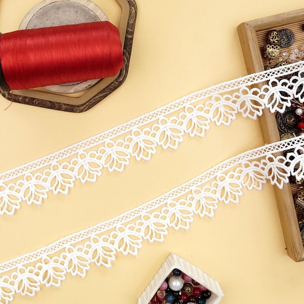 One Side Border Shuttle Lace