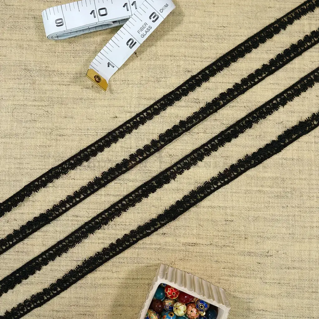 One Side Border Shuttle Lace