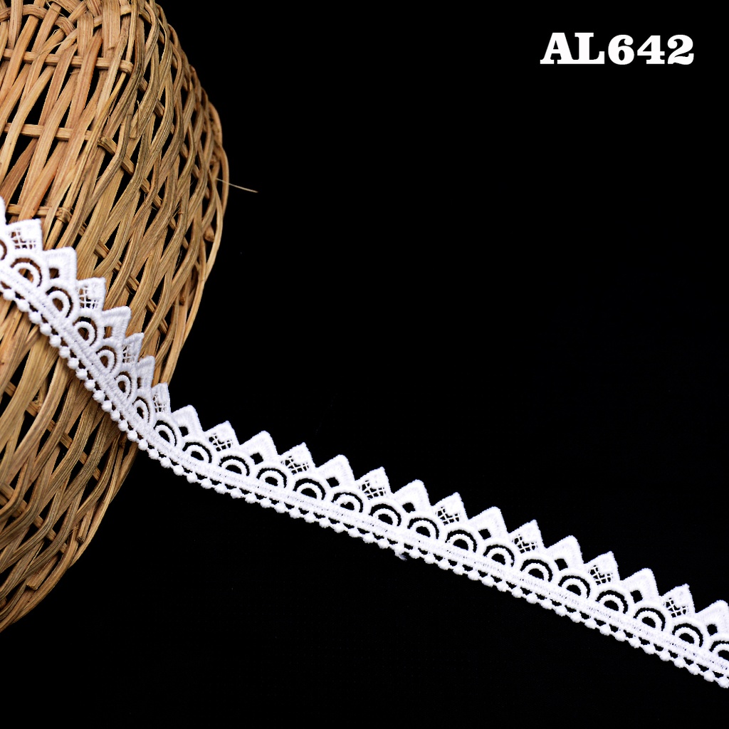One Side Border Shuttle Lace