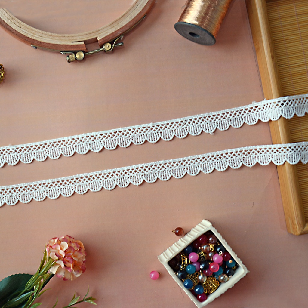 One Side Border Shuttle Lace