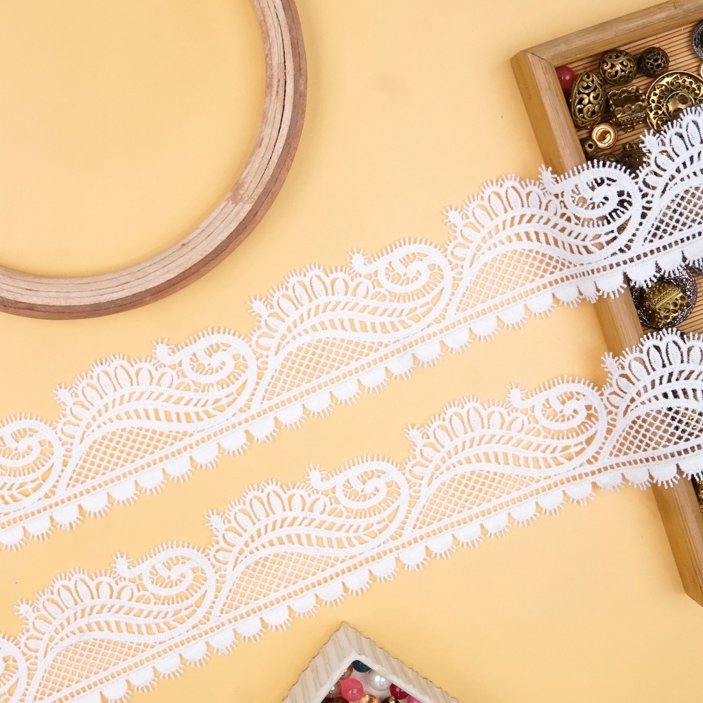 One Side Border Shuttle Lace