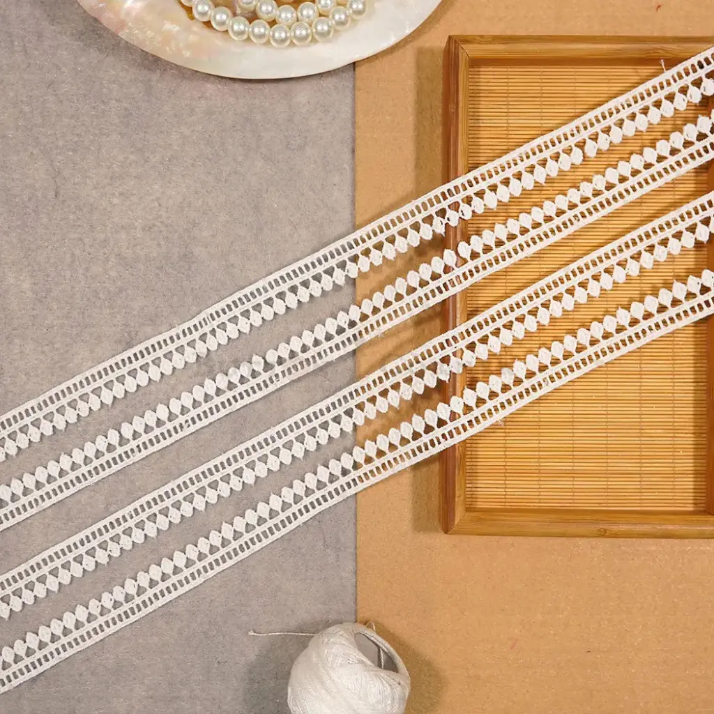 One Side Border Shuttle Lace