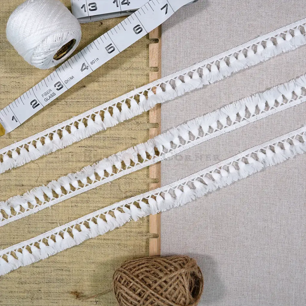 One Side Border Shuttle Lace