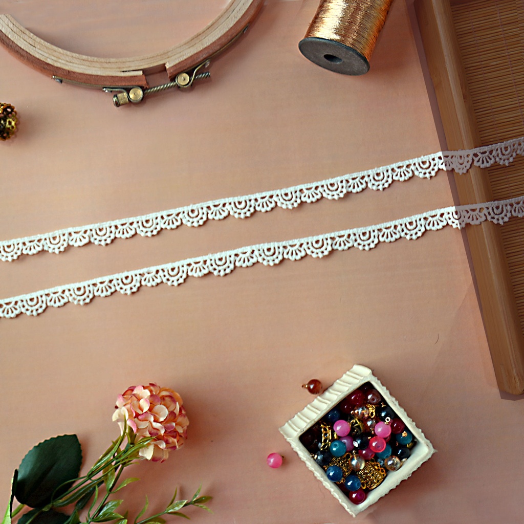 One Side Border Shuttle Lace