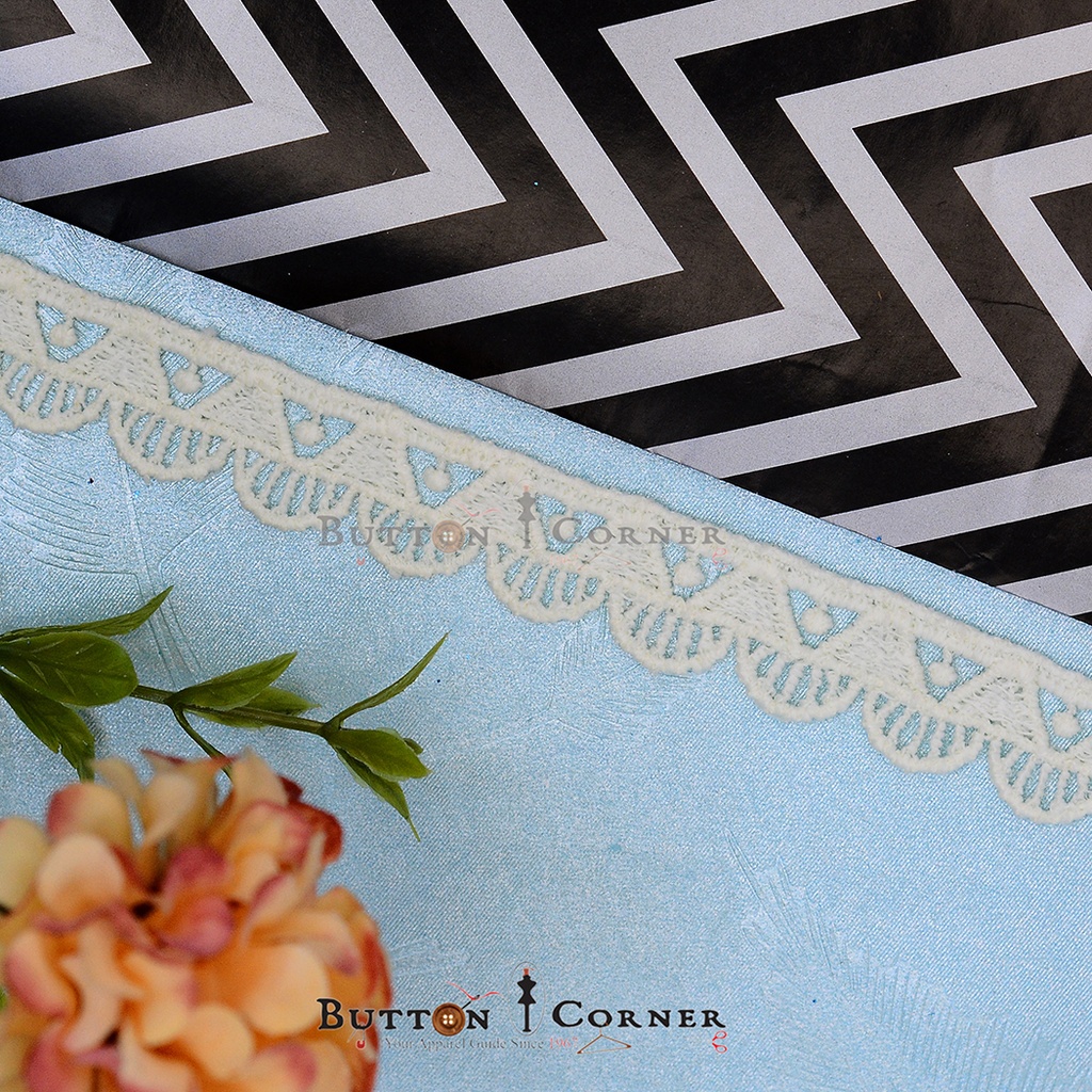 One Side Border Shuttle Lace