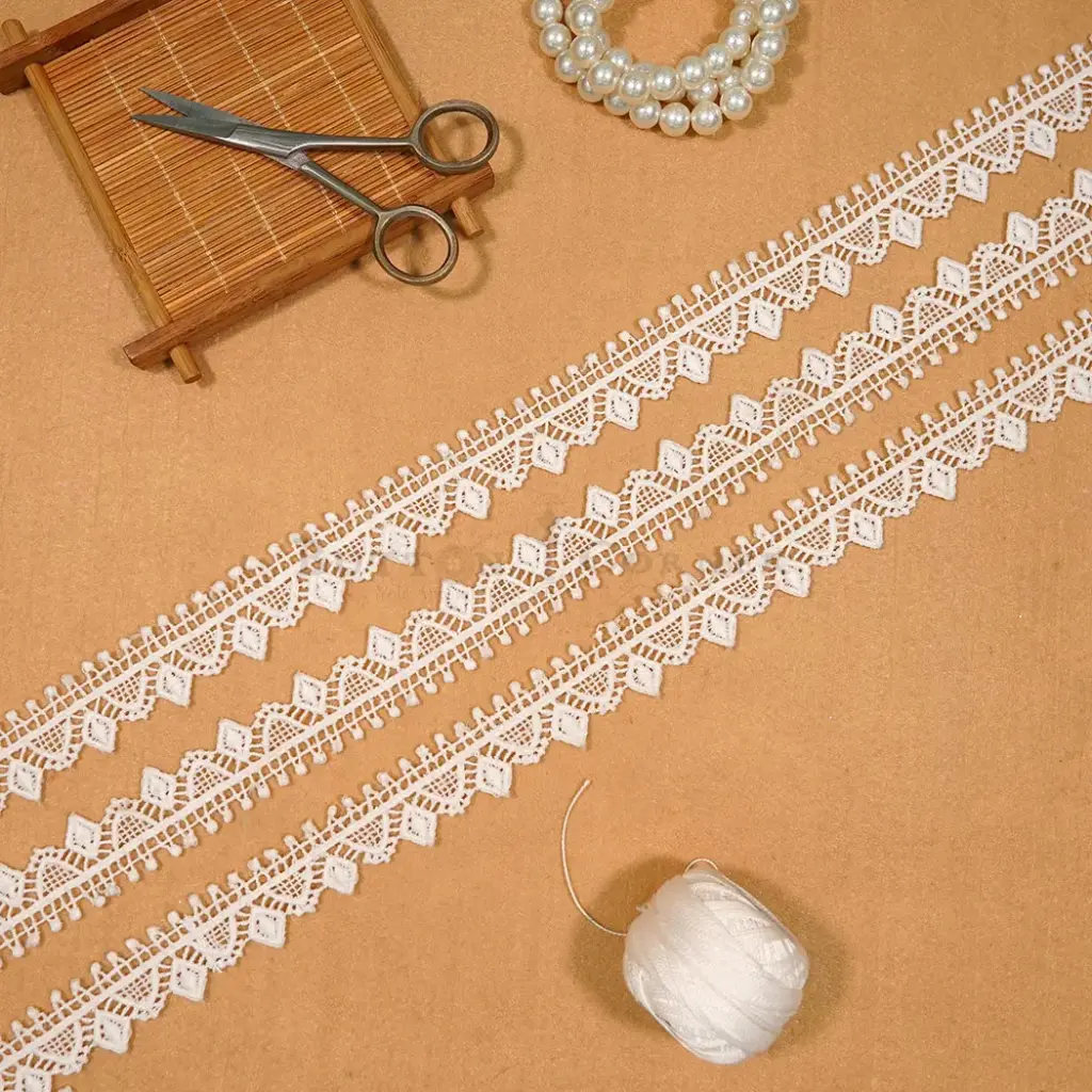 One Side Border Shuttle Lace