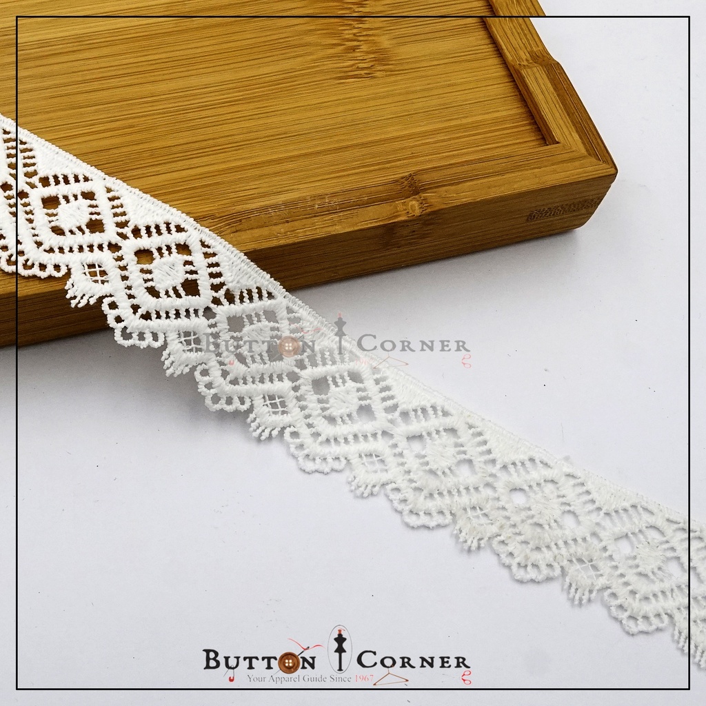 One Side Border Shuttle Lace