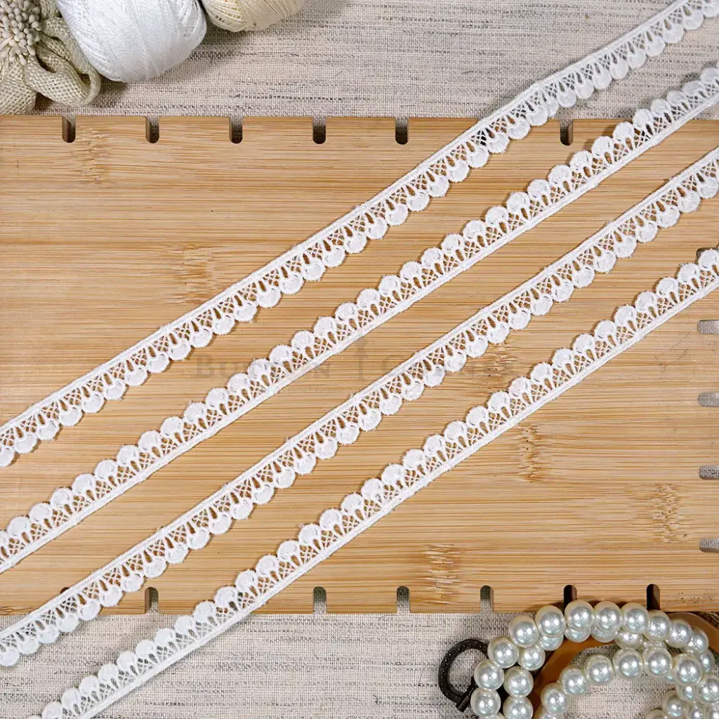 One Side Border Shuttle Lace