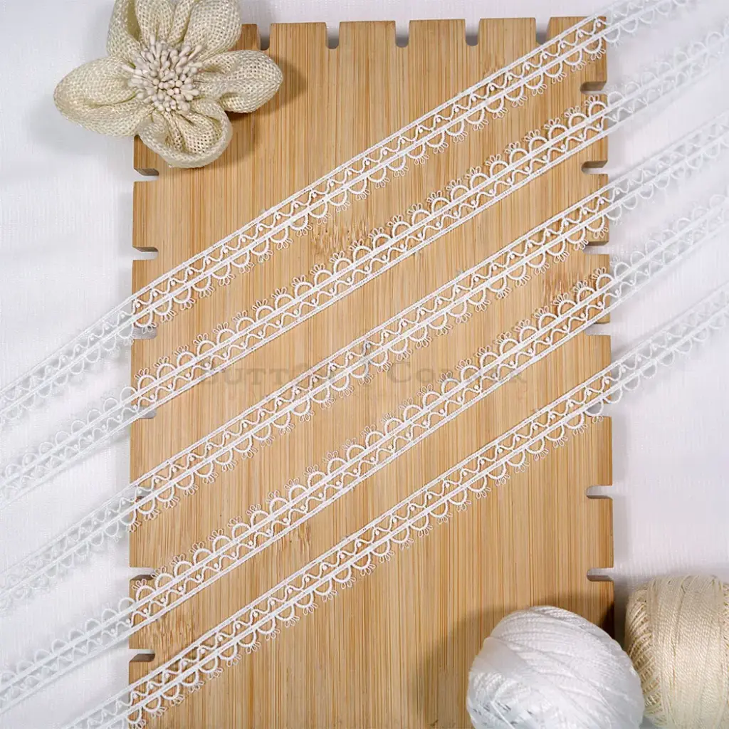 One Side Border Shuttle Lace