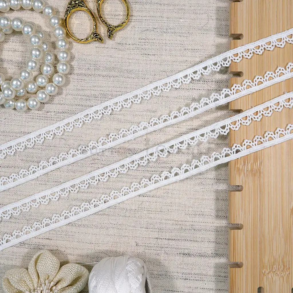 One Side Border Shuttle Lace
