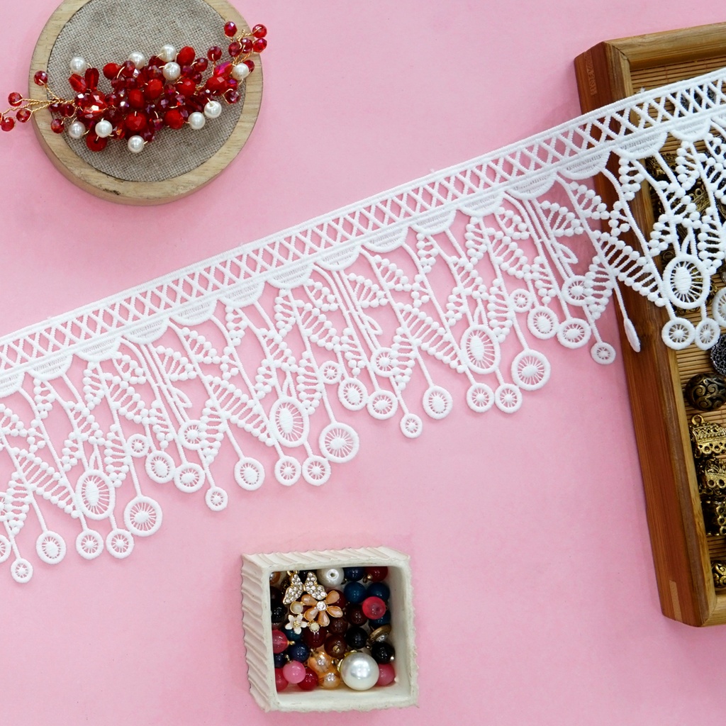 One Side Border Shuttle Lace