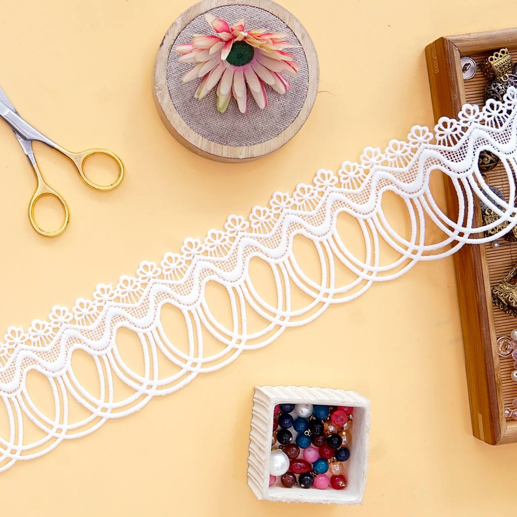 One Side Border Shuttle Lace
