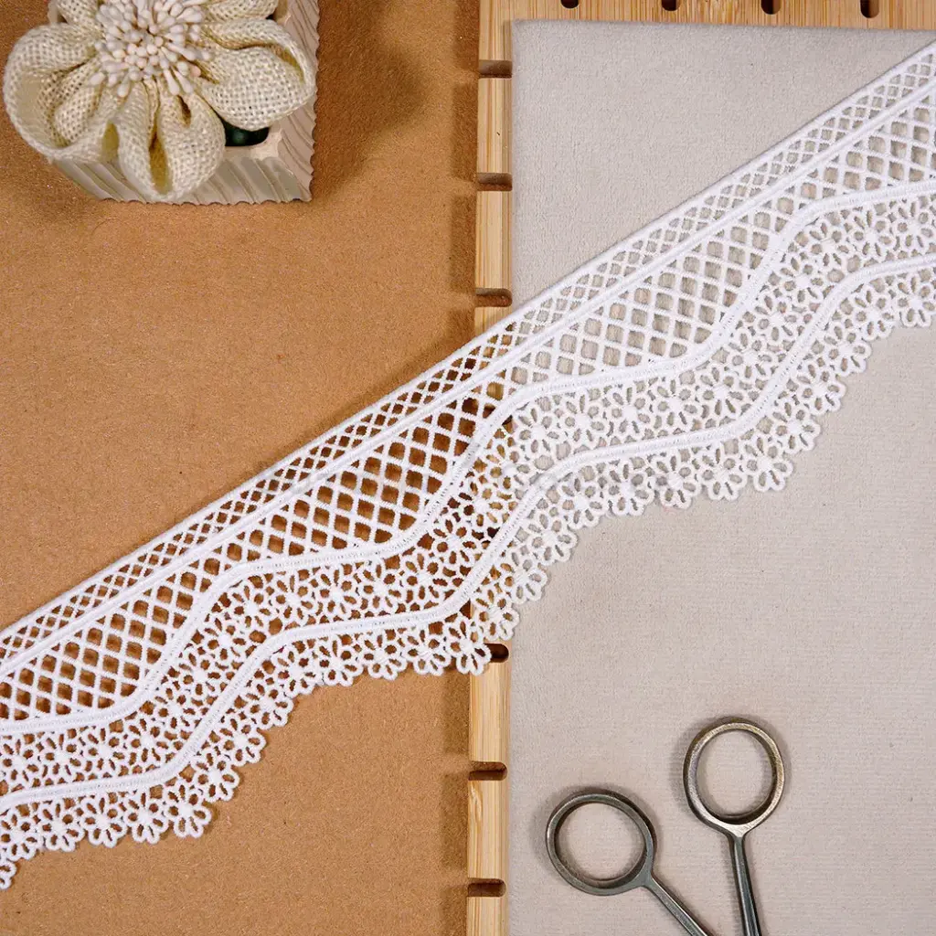 Floral Scallop Edge Side Border Shuttle Lace