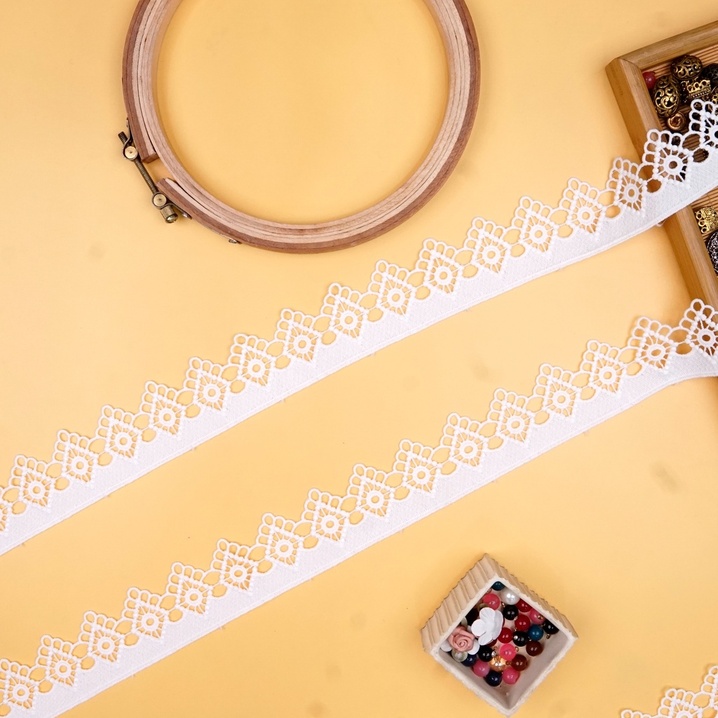 One Side Border Shuttle Lace