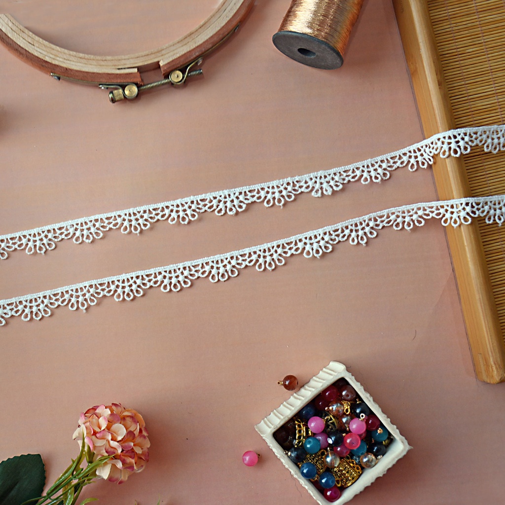 One Side Border Shuttle Lace