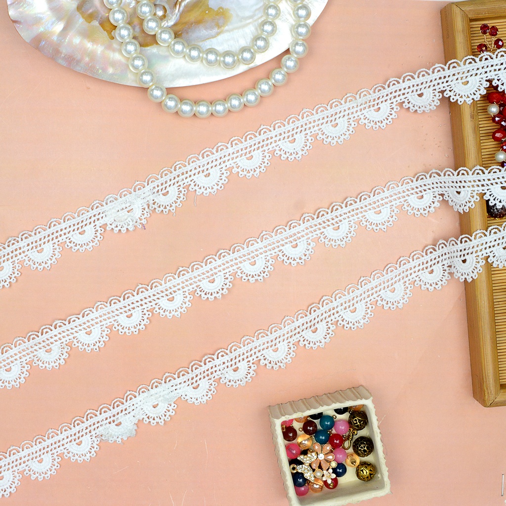 One Side Border Shuttle Lace