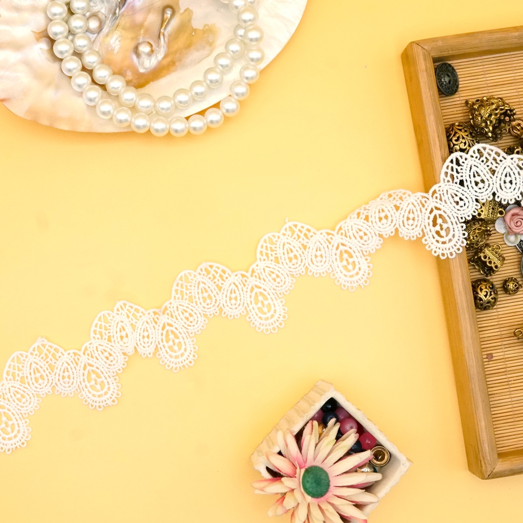 One Side Border Shuttle Lace