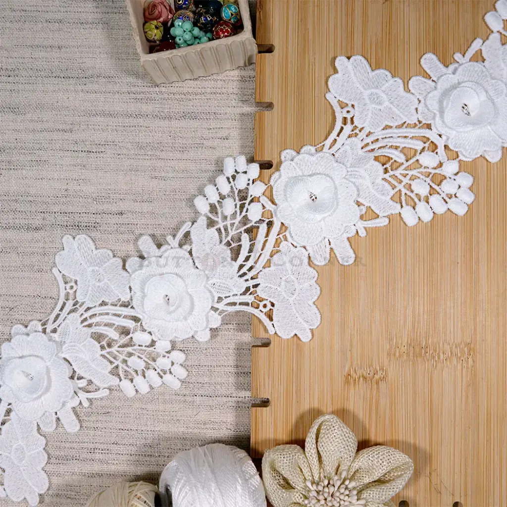 One Side Border Shuttle Lace