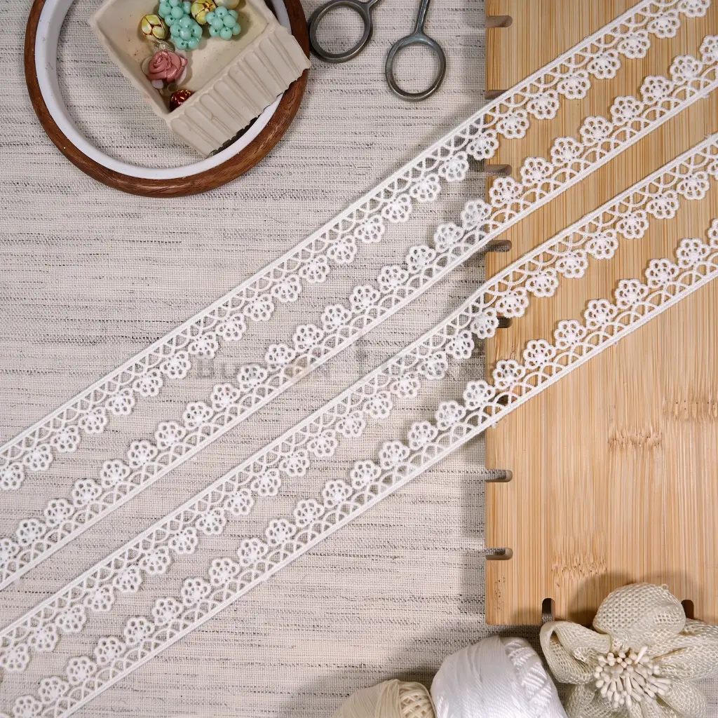 Scalloped Floral Pattern Shuttle Lace