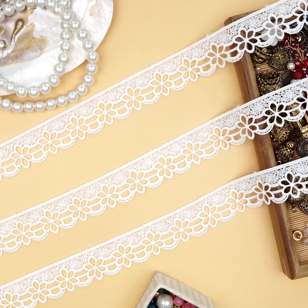 One Side Border Shuttle Lace