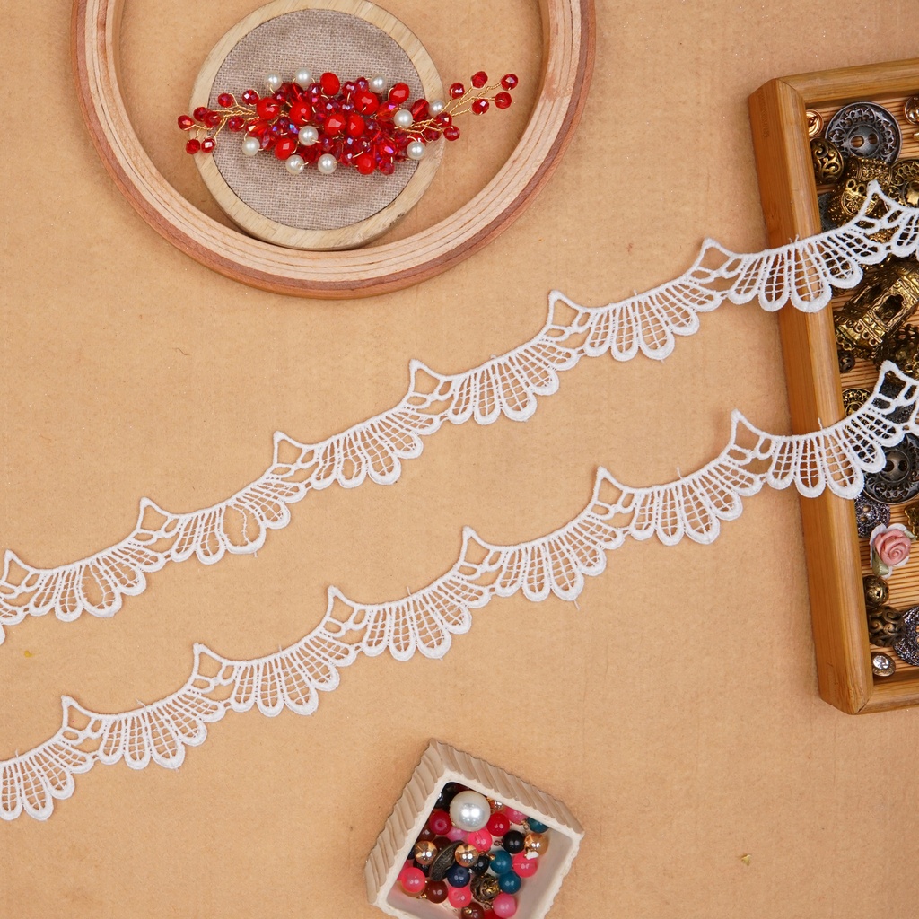 One Side Border Shuttle Lace