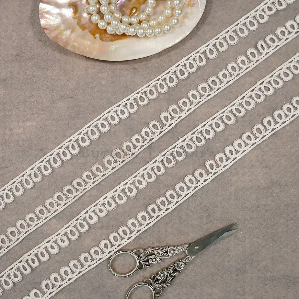 One Side Border Shuttle Lace