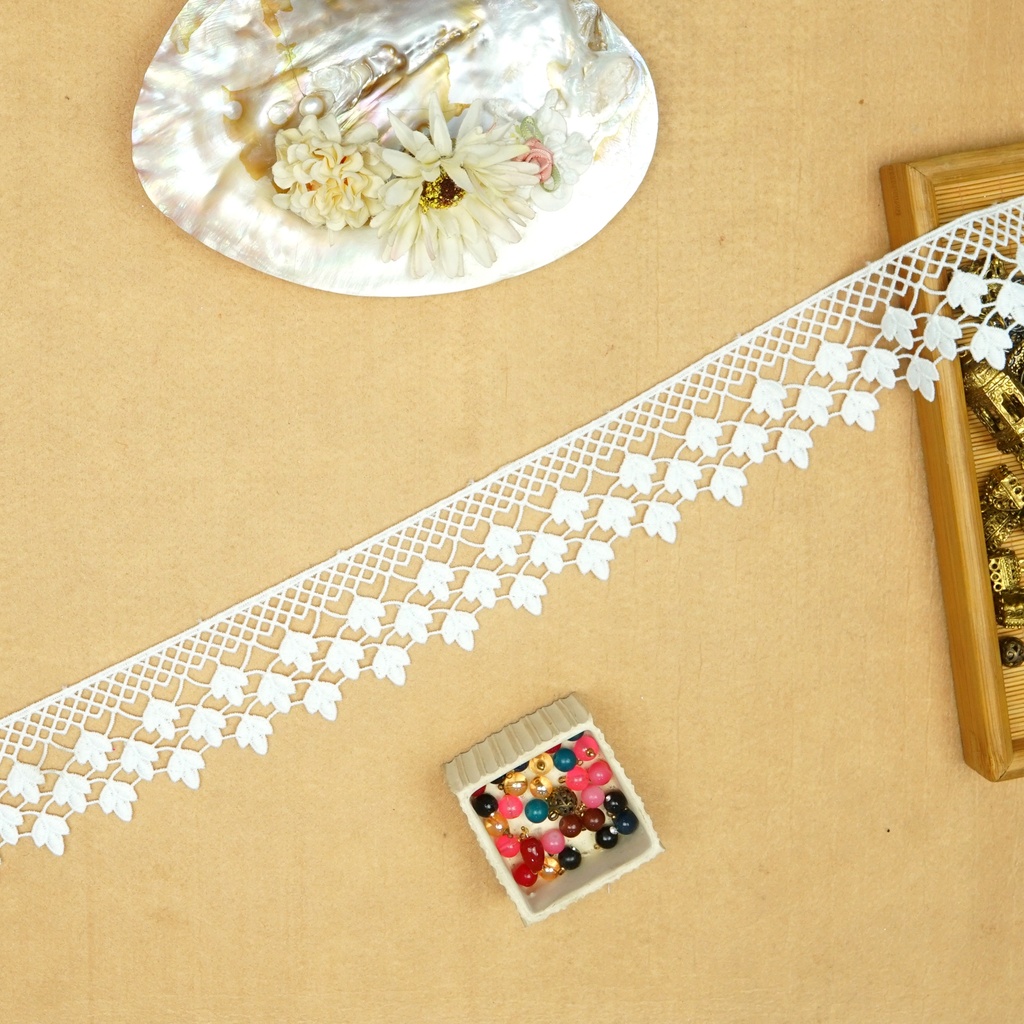 One Side Border Shuttle Lace