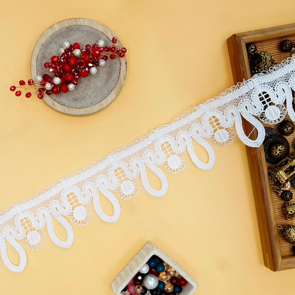 One Side Border Shuttle Lace