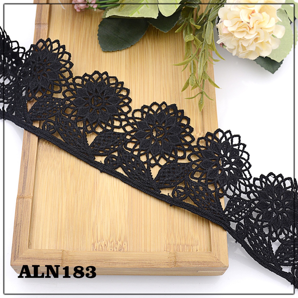One Side Border Shuttle Lace
