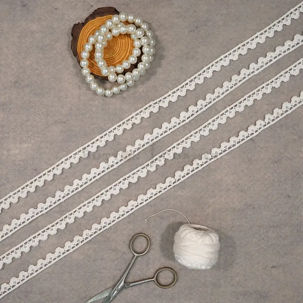 One Side Border Shuttle Lace