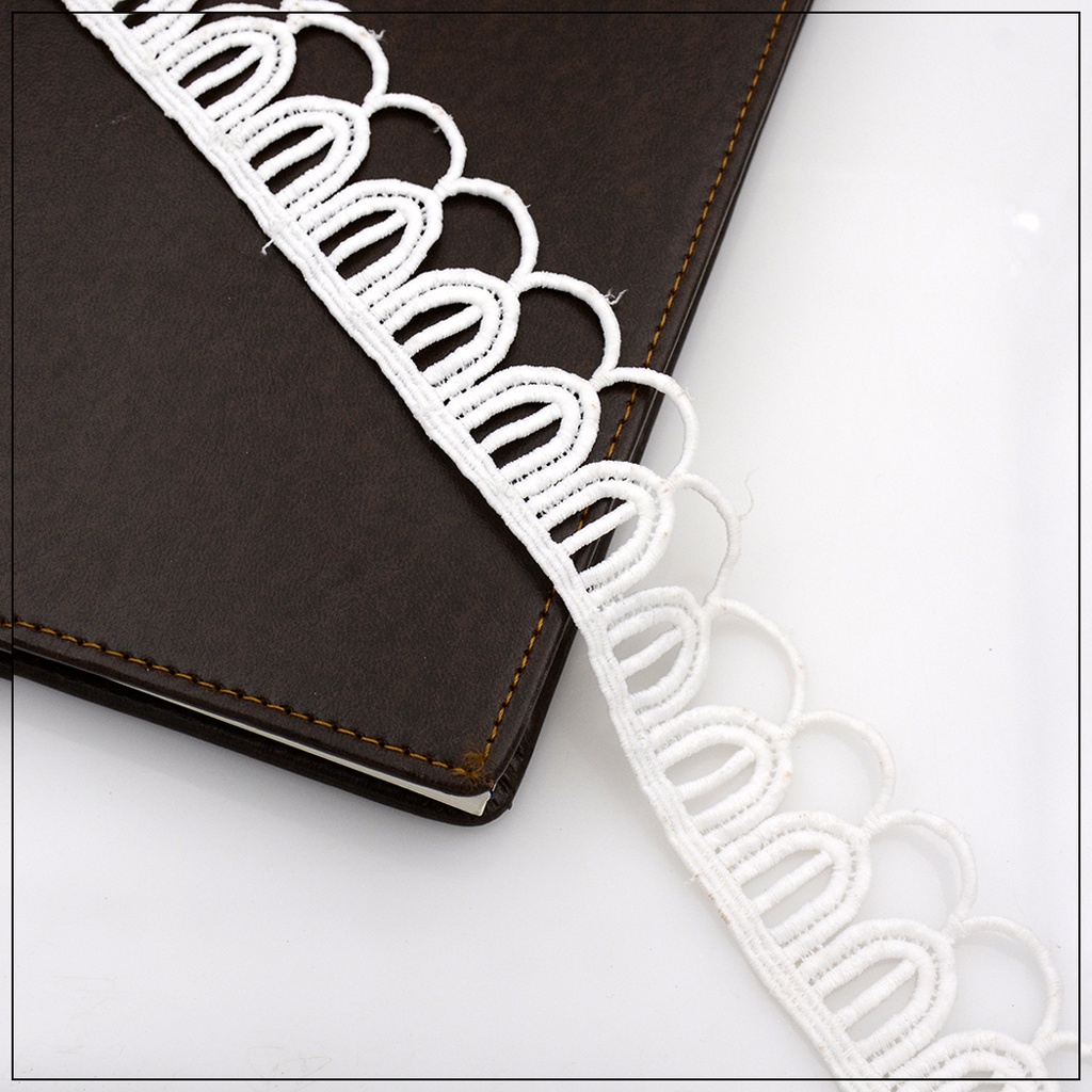 Shuttle One Side Border Lace