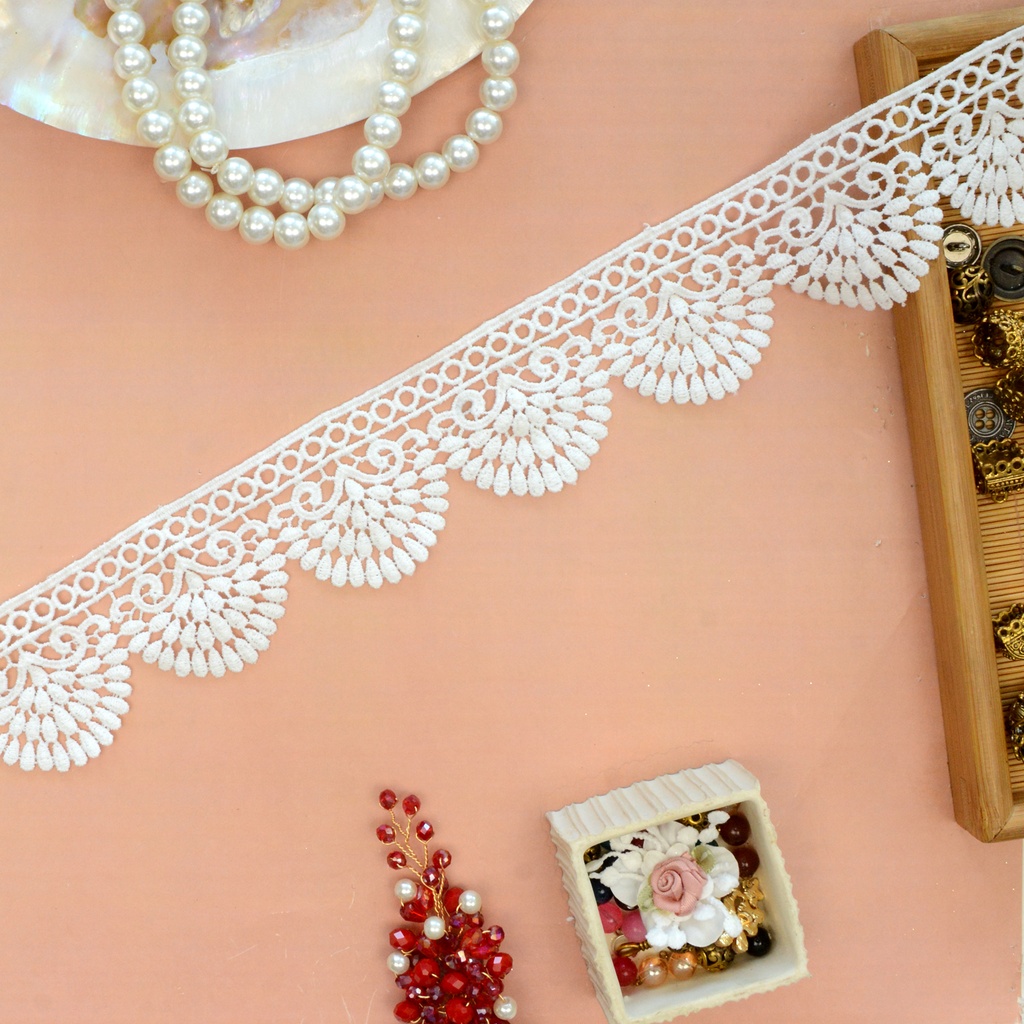 One Side Border Shuttle Lace