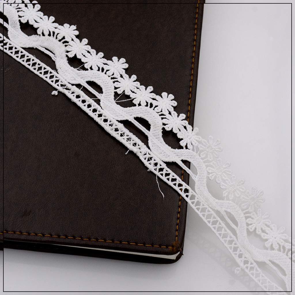 One Side Border Shuttle Lace