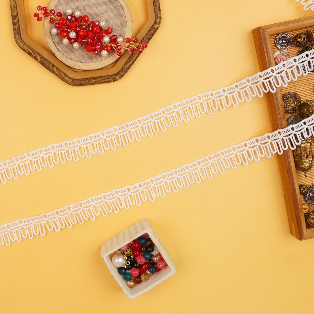 One Side Border Shuttle Lace