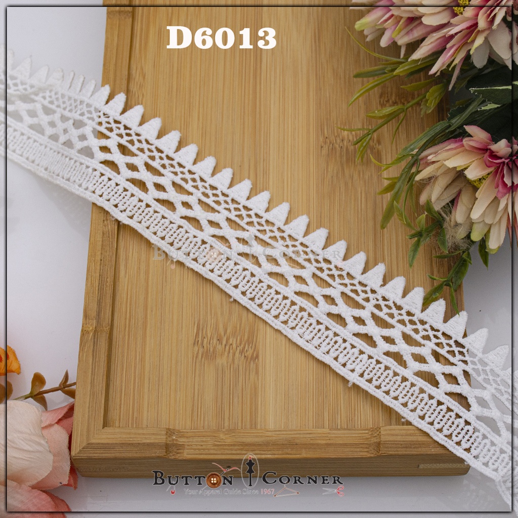 One Side Border Shuttle Lace