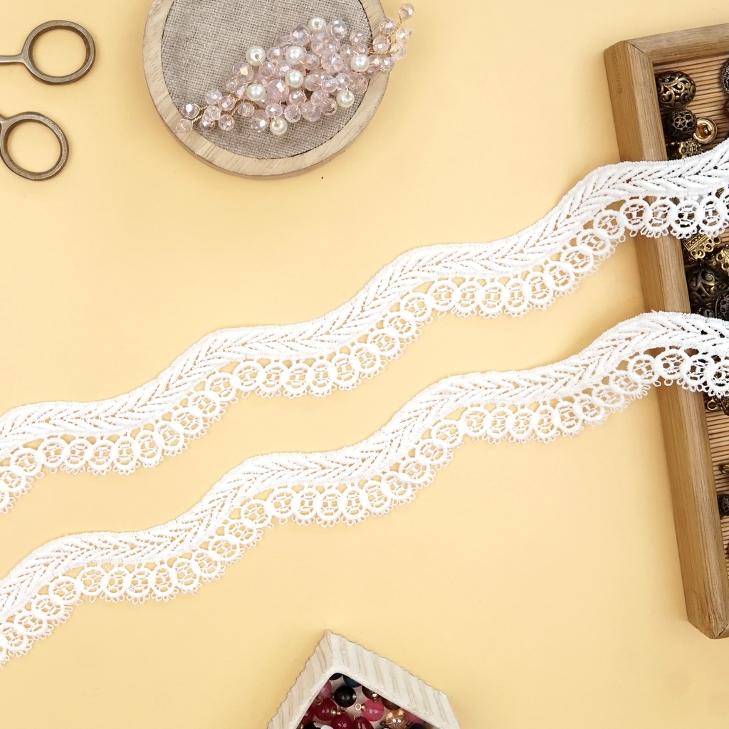 One Side Border Shuttle Lace