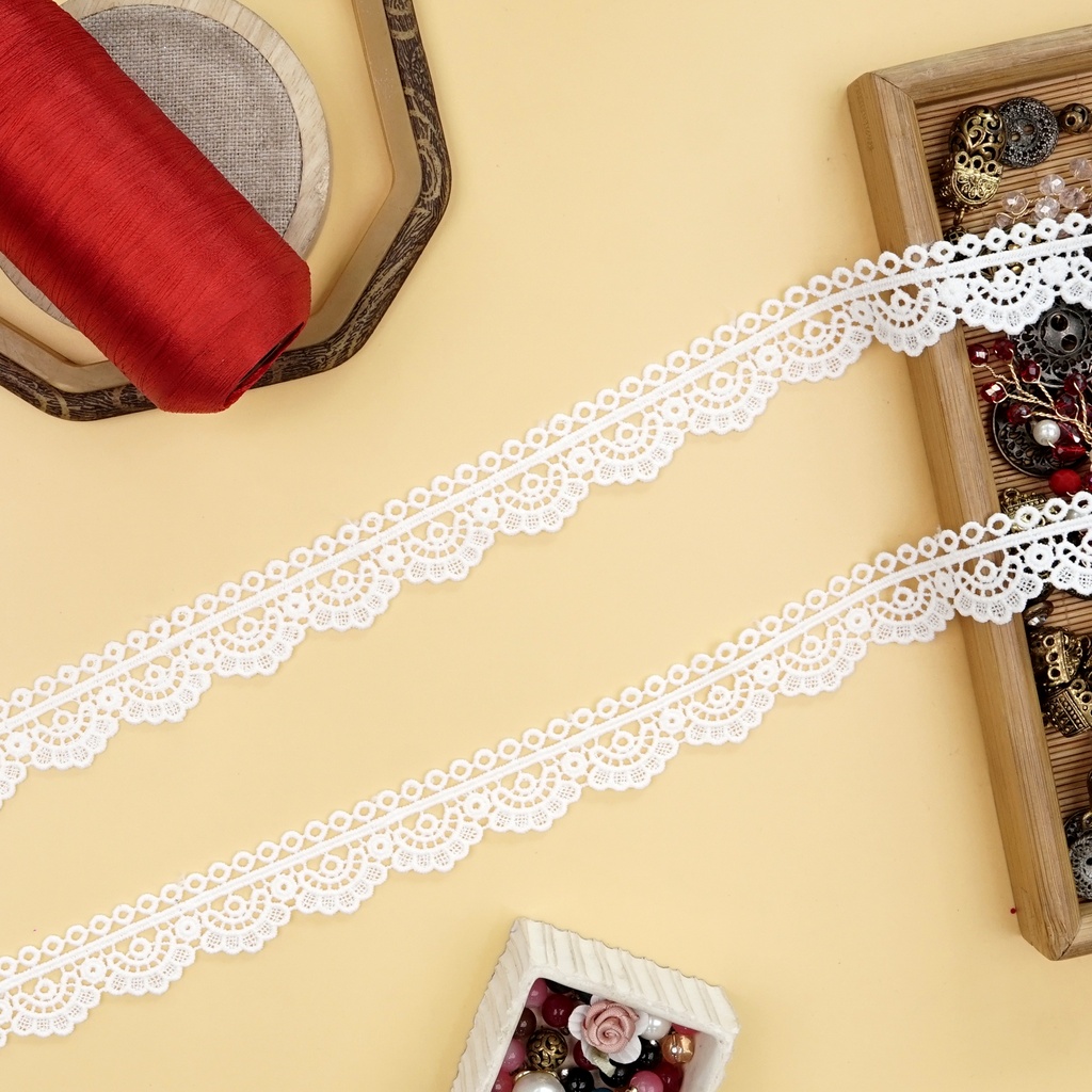 One Side Border Shuttle Lace
