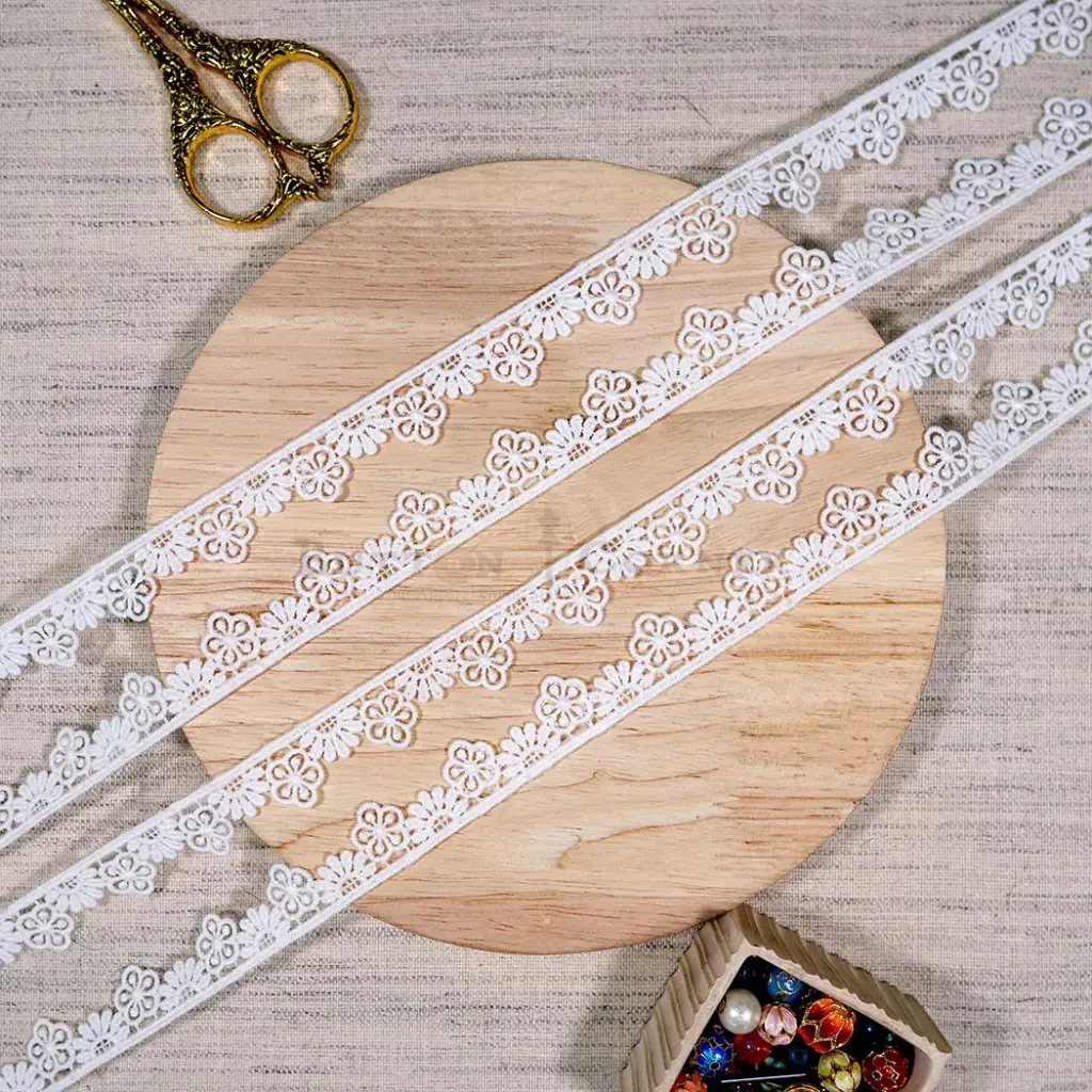 One Side Border Shuttle Lace